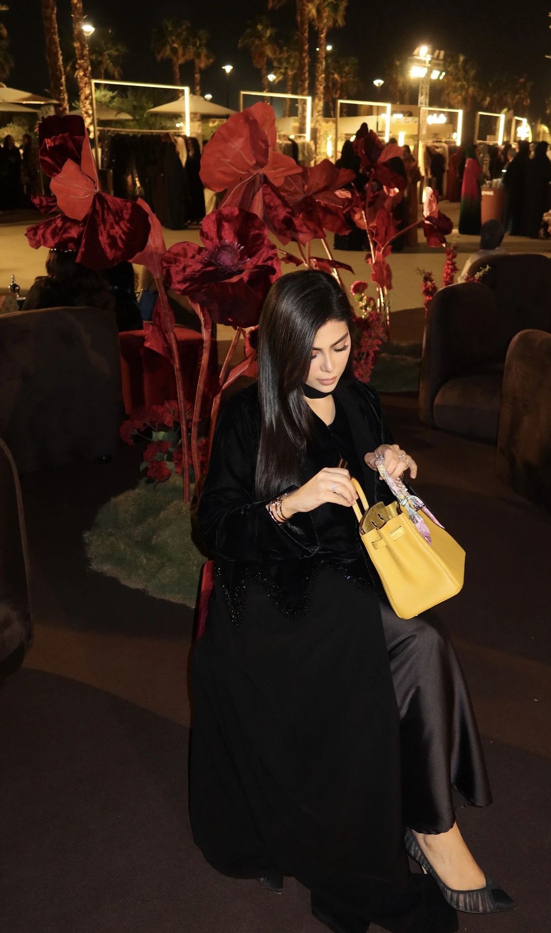 Black embroidery abaya - 1