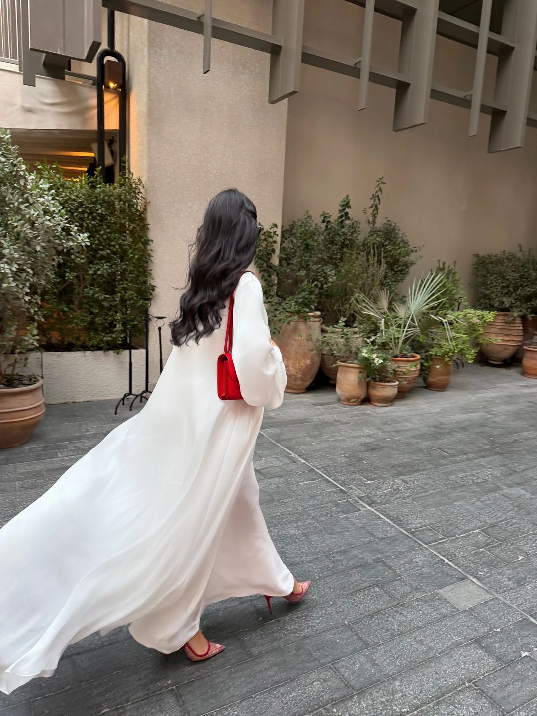 Lady in white - 1