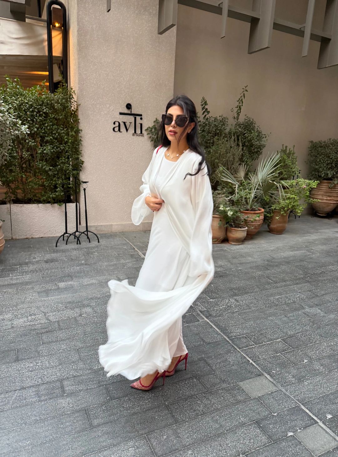 Lady in white - 4