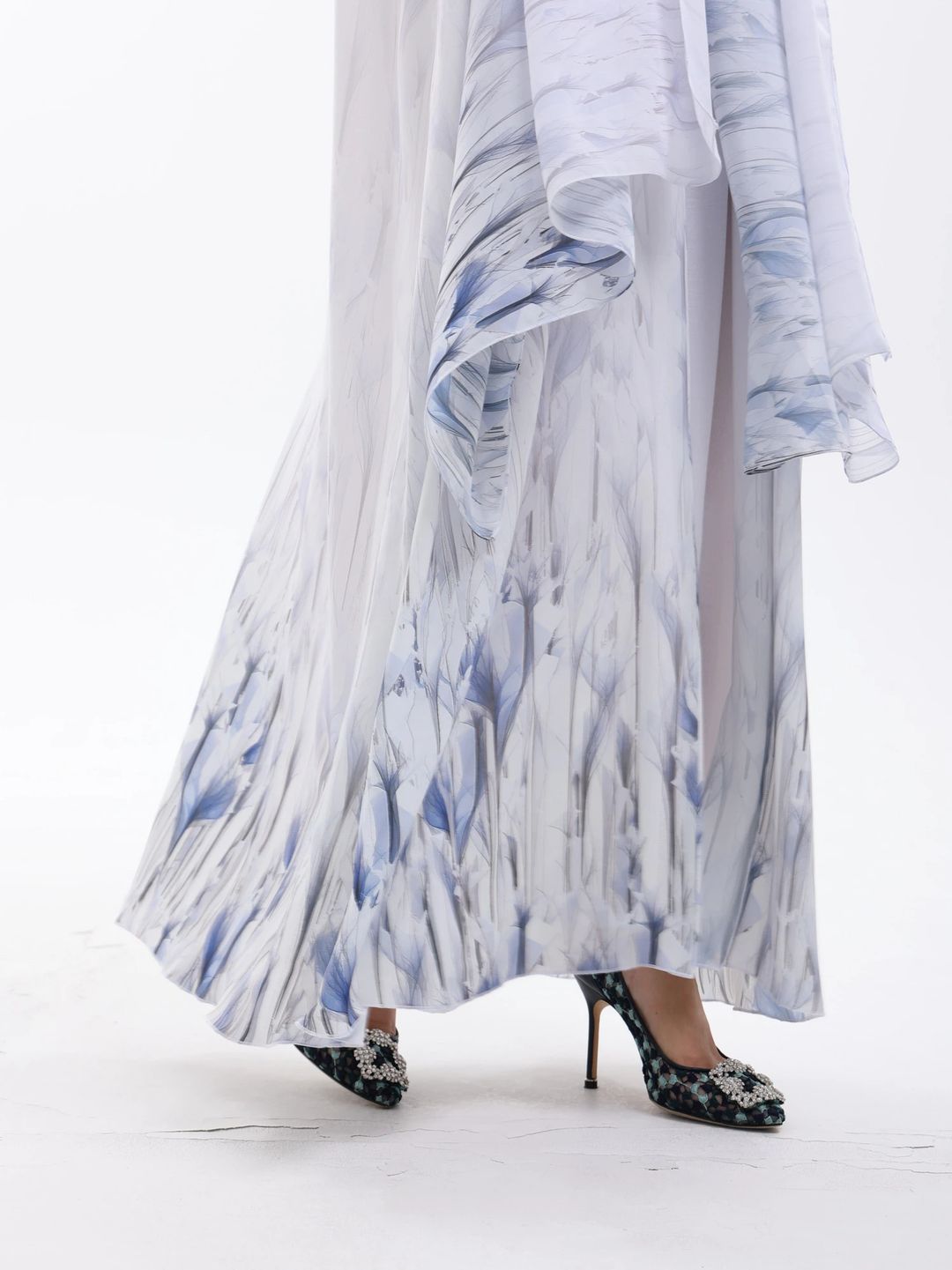 white and blue printed abaya - 5