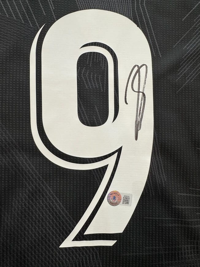 Karim Benzema Signed 2021/22 Real Madrid Jersey (BECKETT) - 9