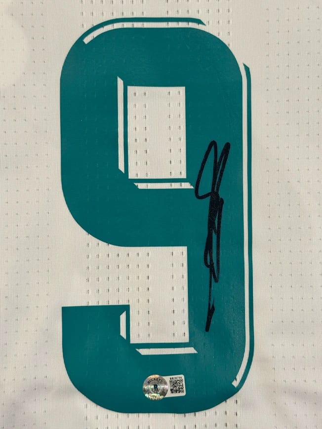 Karim Benzema Signed 2021/22 Real Madrid Jersey (BECKETT) - 11