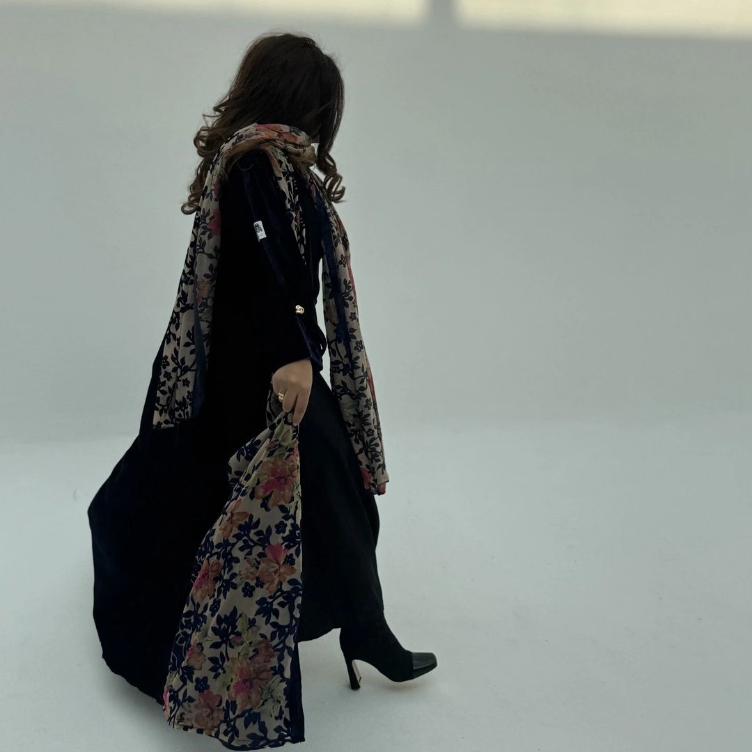 Velvet Abaya w Velvet Tarha A20 - 6