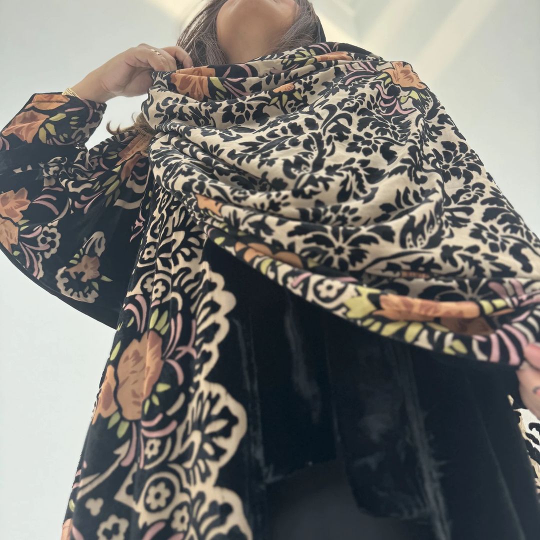 Velvet Abaya w Velvet Tarha A4 - 8