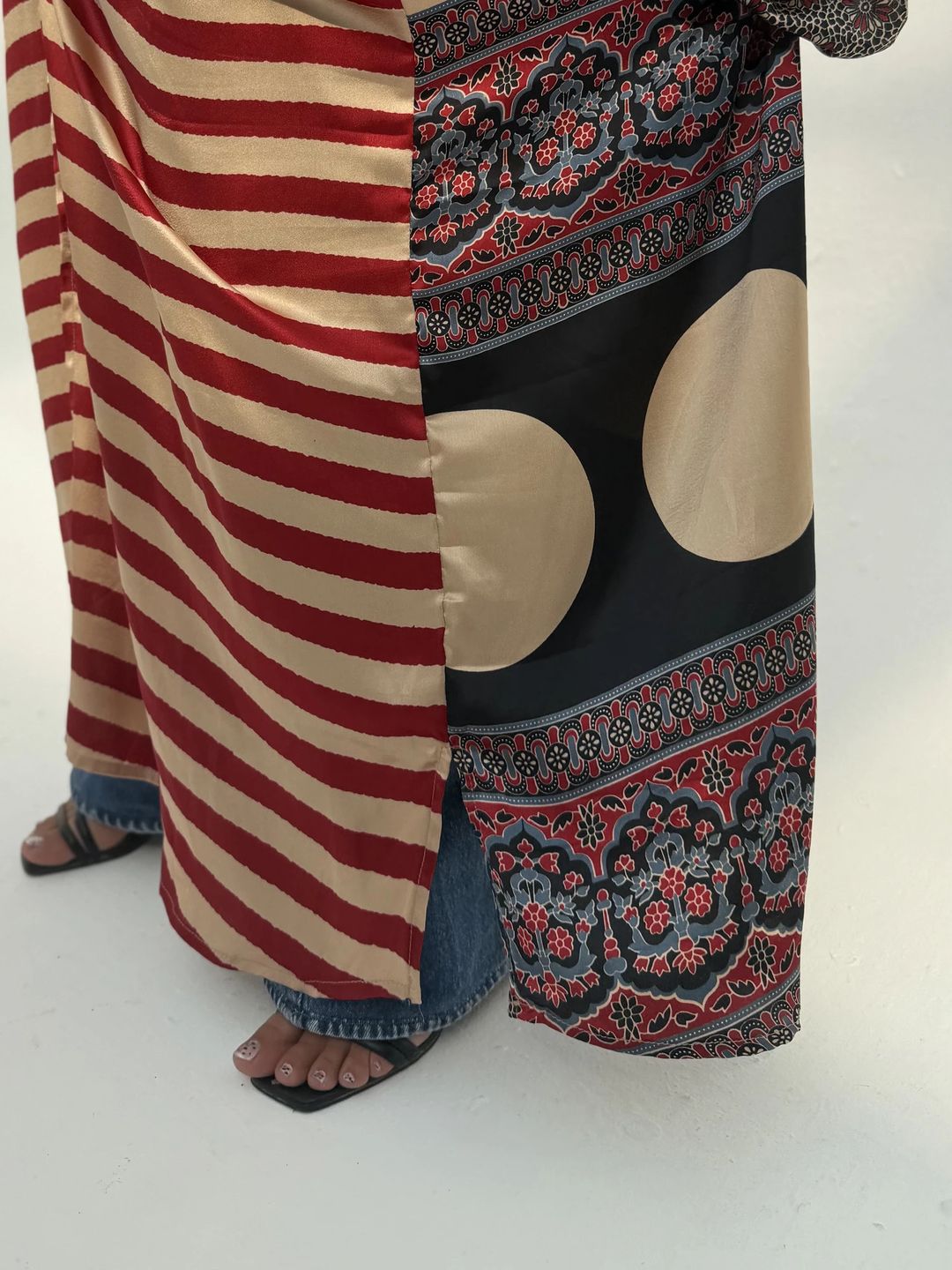 Light Crepe Digital Print Bisht Abaya C7 - 4