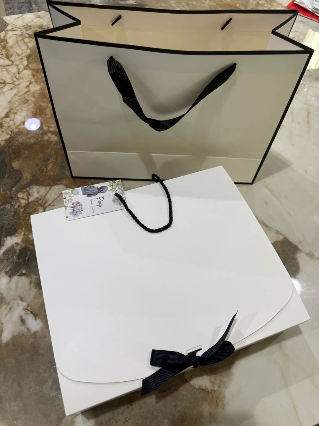علبة هدايا بيضاء - 3