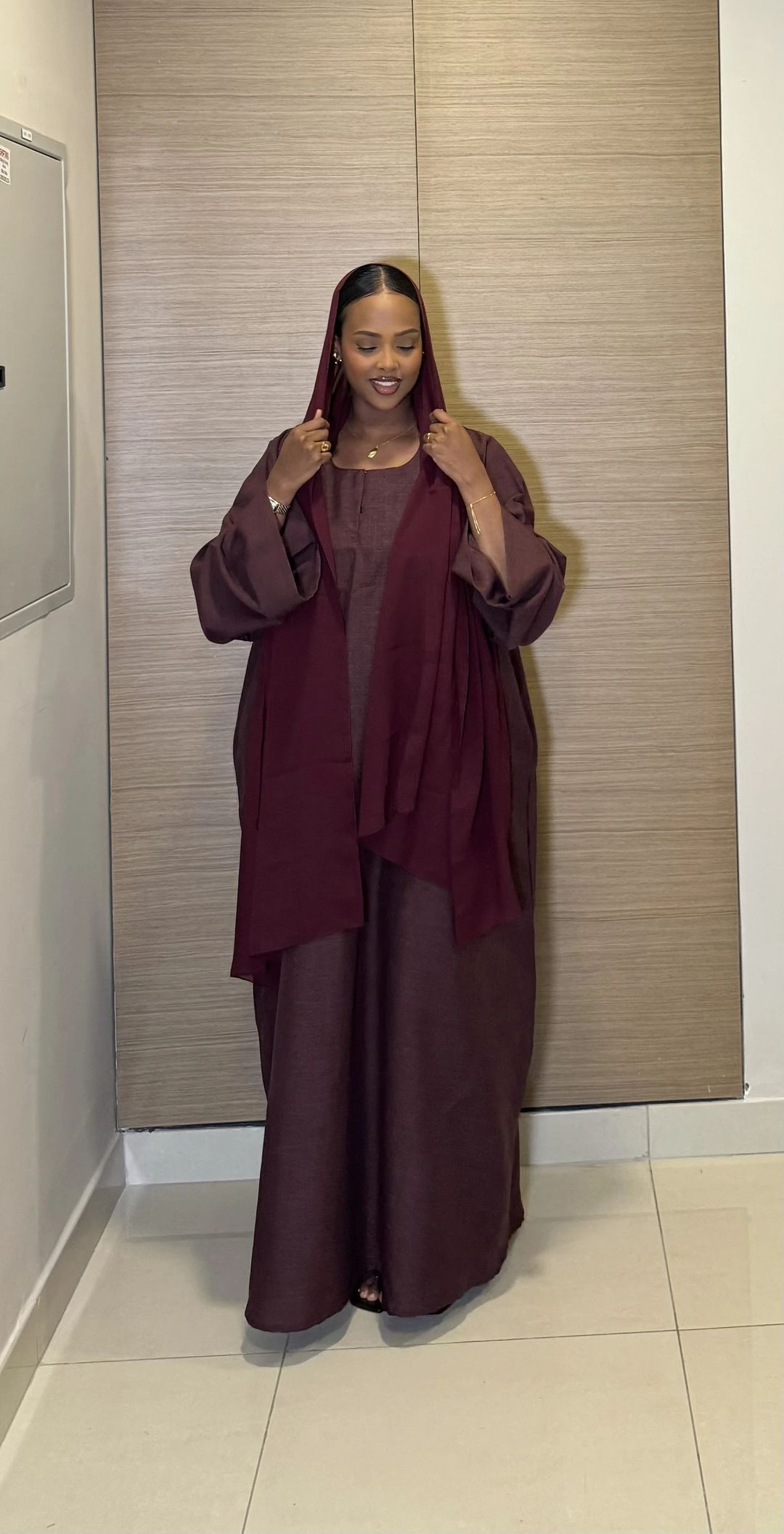 Linen Abaya maroon closed - 1