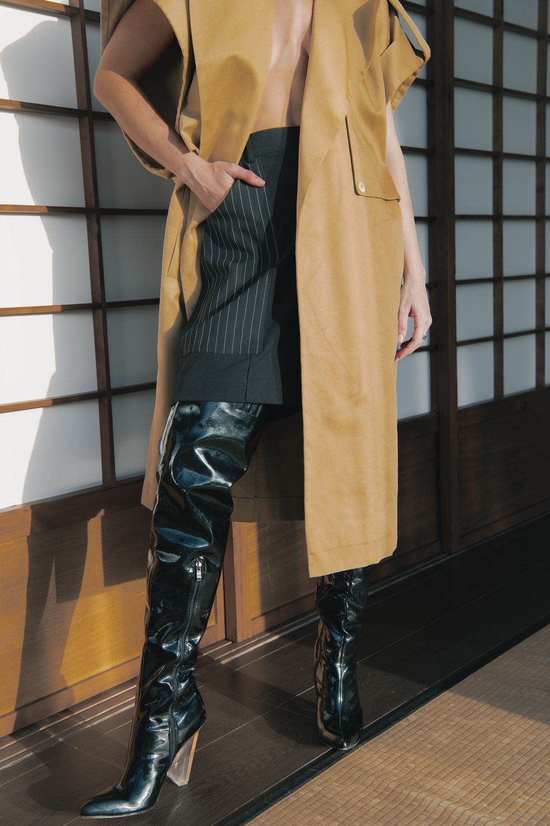 Camel Layered-Lapel Coat And Black Shorts Set - 11