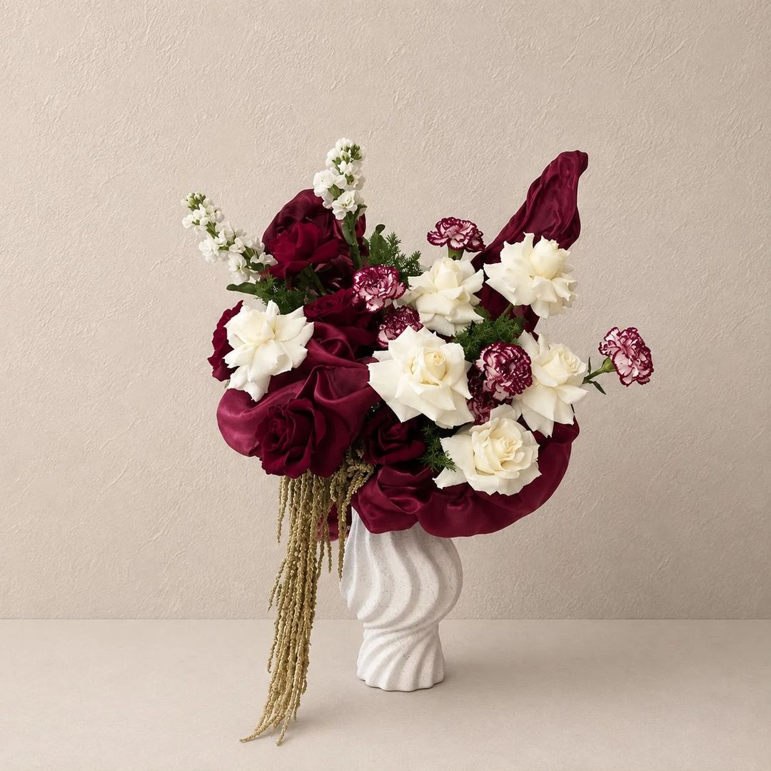 VASE WHITE AND RED FLOWERS - 1