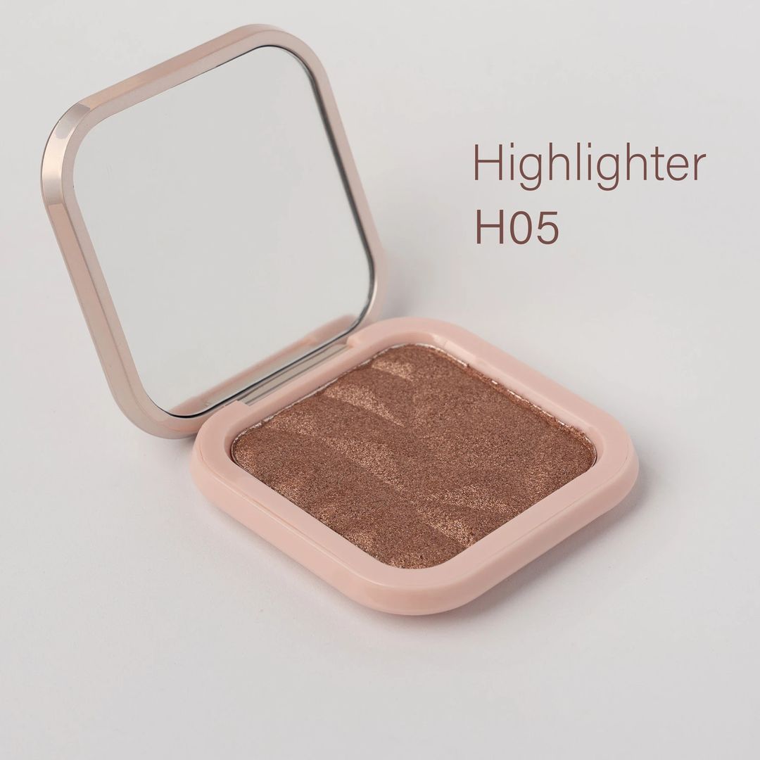 Shimmery Highlighter - 3