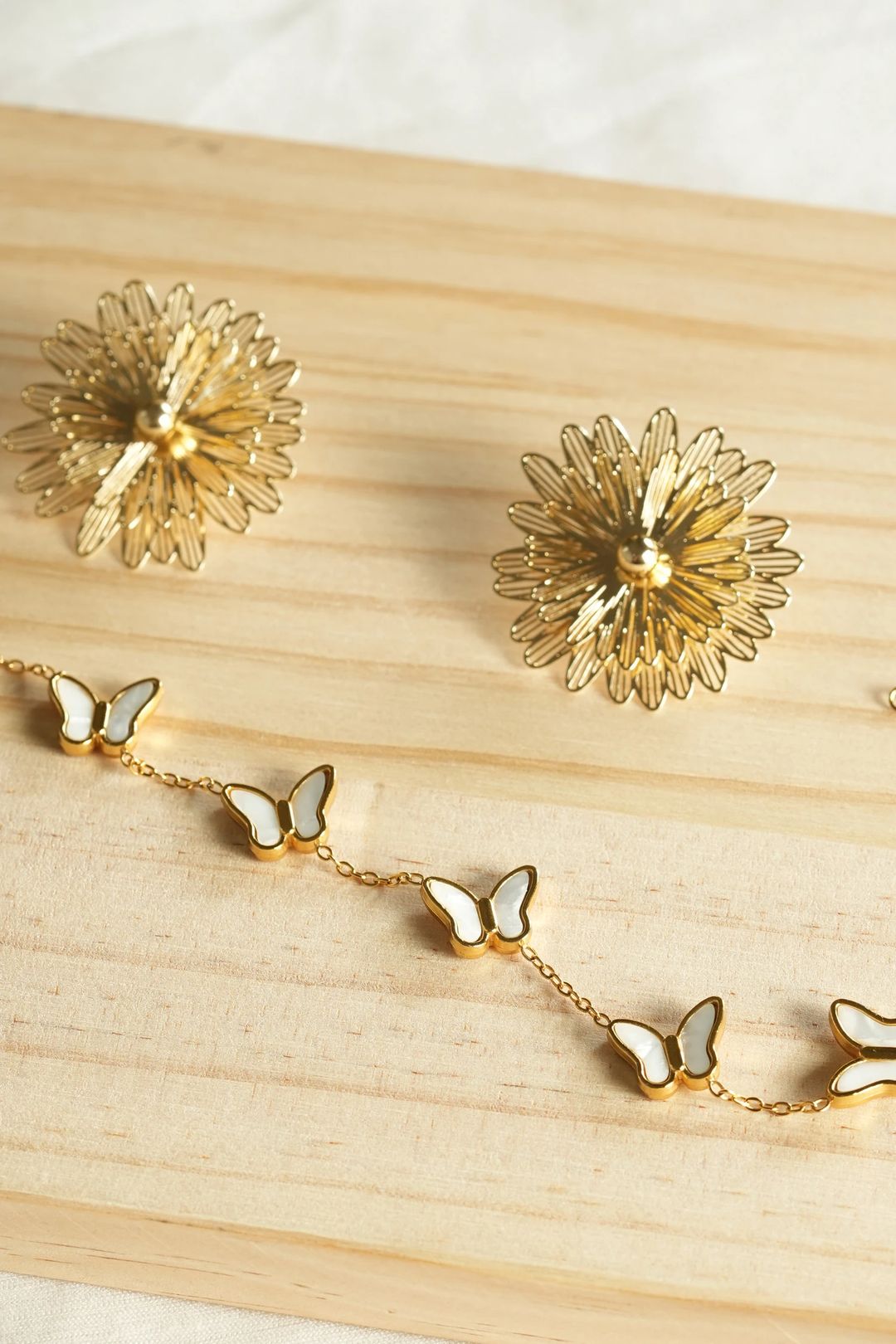 Gold leef earrings - 4