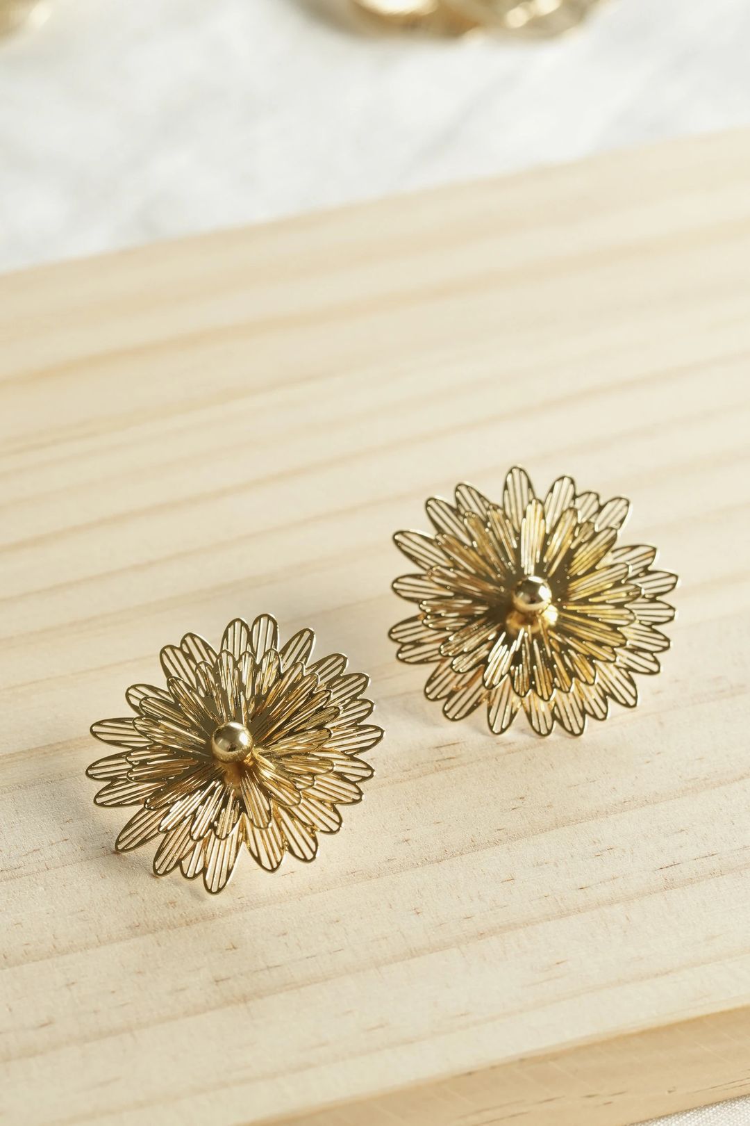 Gold leef earrings - 2