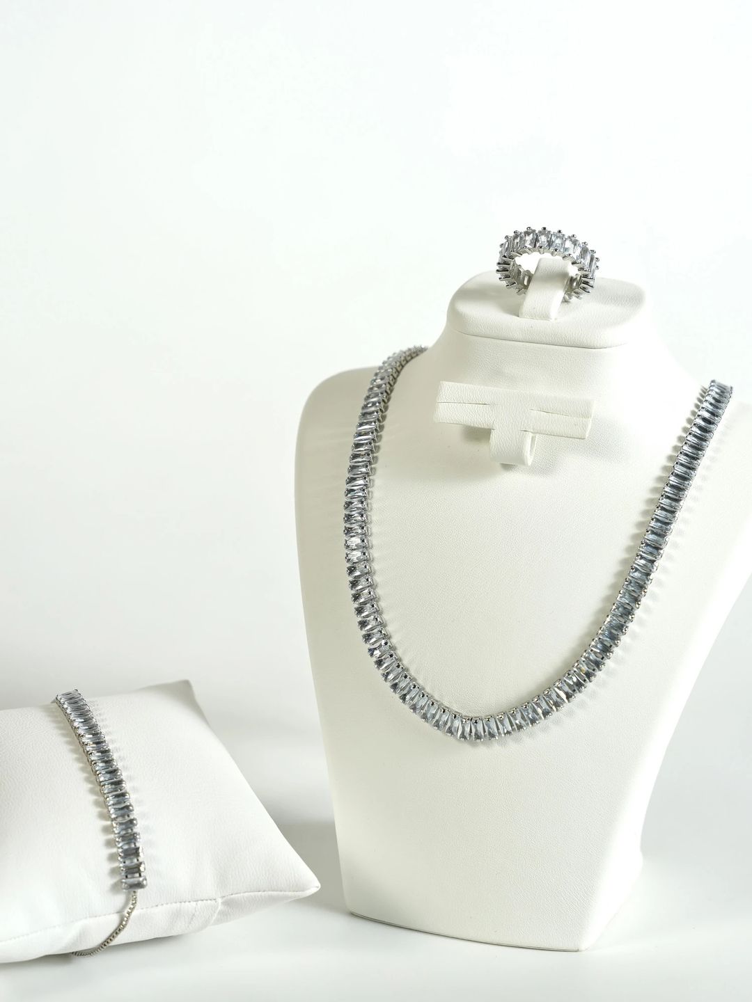 Diamond Silver set/طقم أحجار الكريستال - 1