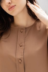 طقم نسائي كريب كوري قطعتين - قميص بأزرار أمامية وبنطال | C561 thumb 3