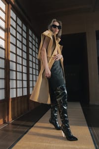 Camel Layered-Lapel Coat And Black Shorts Set thumb 8