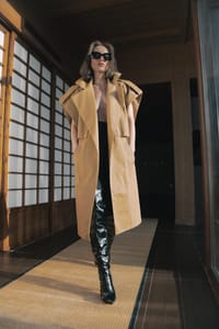 Camel Layered-Lapel Coat And Black Shorts Set thumb 5