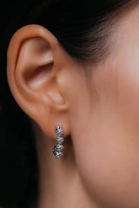 DROPS Medium Earrings in Diamonds thumb 2