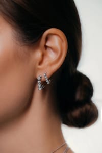 DROPS Medium Earrings in Diamonds thumb 3