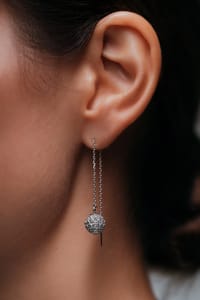 DROPS Adjustable Chain Earrings in Diamonds thumb 4