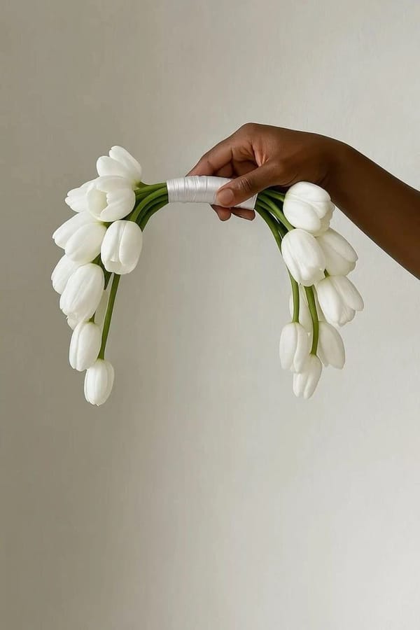 BRIDAL BOUQUET TULIP WHITE ARC