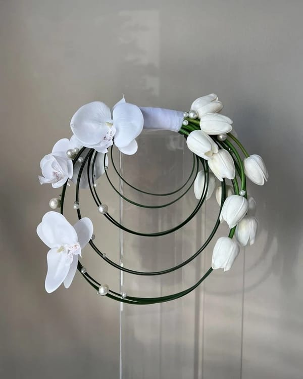 BRIDAL BOUQUET TULIP WHITE W/ PHALAENOPSIS/ROUND WITH GREEN STEEL GRASS