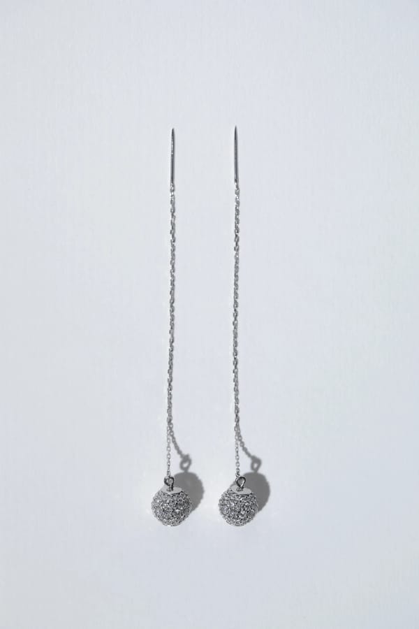 DROPS Adjustable Chain Earrings in Diamonds