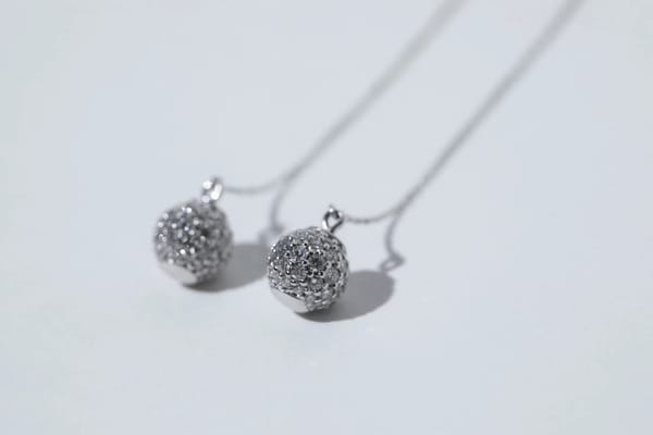 DROPS Adjustable Chain Earrings in Diamonds